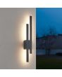 Trio Tawa 221460242 sfeerfoto van antraciet grijze buiten wandlamp met twee slanke plankjes voor indirect licht via de muur aan een buitenmuur tbv lichtbeeld