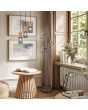 Trio Tosh 504300132 sfeerfoto van tafellamp met zwarte beugel als voet en spot met houten achterkant en zwart gaas van voren op een houten tafel in een landelijke woonkamer met vloerlamp en hanglamp uit dezelfde serie