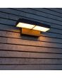Sfeerfoto van Lutec Twisto antraciet grijze wandlamp voor buiten van 15,1 cm hoog met twee naar beneden gerichte draaibare LED panelen