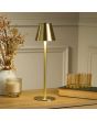 Searchlight Tyler EU55610GO sfeerfoto van goudkleurige oplaadbare tafellamp op batterijen van metaal van 36cm hoog met touch schakelaar op de kop op een houten tafel met een vaas en een boek