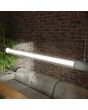 Thoro Valo TH.008CZ sfeerfoto van zwarte hanglamp voor een T8 lichtbalk boven een grijze bank