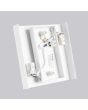 achterzijde wit vierkant metalen wandlamp van 15 cm in doorsnede met lichtbundel naar boven en beneden.