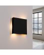 brandende zwart vierkant metalen wandlamp van 15 cm in doorsnede met lichtbundel naar boven en beneden.