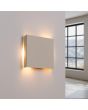 brandende beige vierkant metalen wandlamp van 15 cm in doorsnede met lichtbundel naar boven en beneden