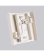 achterzijde beige vierkant metalen wandlamp van 15 cm in doorsnede met lichtbundel naar boven en beneden