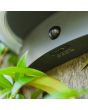 Detailfoto van de schuif voor het instellen van de Lutec Vyzor antraciet grijze wandlamp van 19,2 cm breed met zonnepaneel bovenop en halfrond LED rand