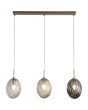 Searchlight Whirl 24141-3SB brandende hanglamp met mat messing plafondbalk en drie pendels met ovaal gedraaid glazen kappen in helder, amber en rookglas