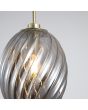 Searchlight Whirl 24141SM detailfoto van het glas van de mat messing hanglamp met gedraaid rookglazen kap