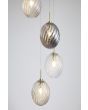 Searchlight Whirl 24141-5SB detailfoto van de glazen kappen van de hanglamp met ronde mat messing plafondplaat en vijf pendels met ovaal gedraaid glazen kappen in helder, amber en rookglas