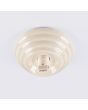 Fitting van de Sollux Zori beige badkamerlamp voor wand of plafondmontage met een wit glazen bol van 12 cm in diameter