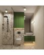 Sfeerfoto van meerdere Sollux Zori groene badkamerlampen voor wand of plafondmontage met een wit glazen bol van 12 cm in diameter in een moderne badkamer
