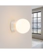 Brandende Sollux Zori witte badkamerlamp voor wand of plafondmontage met een wit glazen bol van 12 cm in diameter