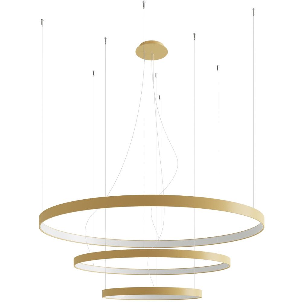 Grote hanglamp in drie horizontale goudkleurige ringen op verschillende hoogten met diverse kabels waaraan de ringen hangen